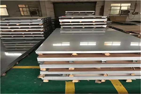 304不銹鋼板按制造方法可分為熱軋和冷軋。根據(jù)鋼種的結(jié)構(gòu)特點